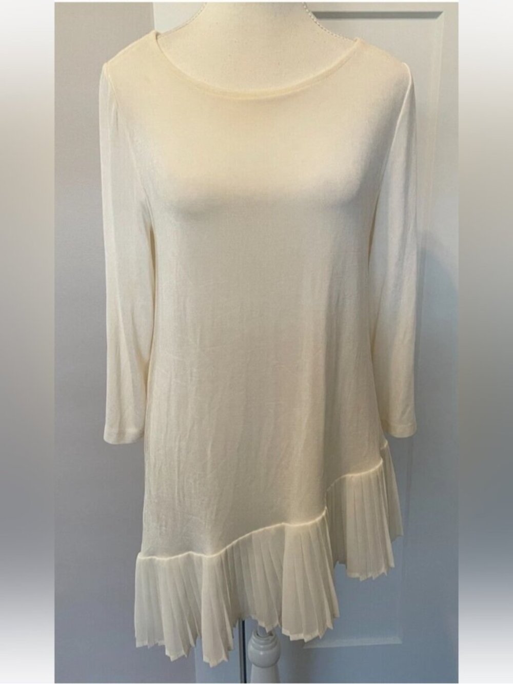 Chico’s Travelers Off White Pleated Tiered  3/4 Sleeve Tunic Top Size 16/18